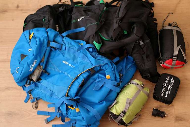 Ausrüstung für Neuseeland: Rücksäcke, Schlafsäcke, Erste-Hilfe-Set und Adapter.
