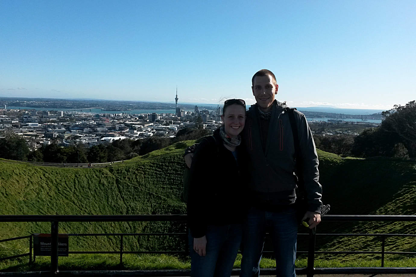 Franzi und Jonas auf Mt Eden - und es ist sonnig! :)