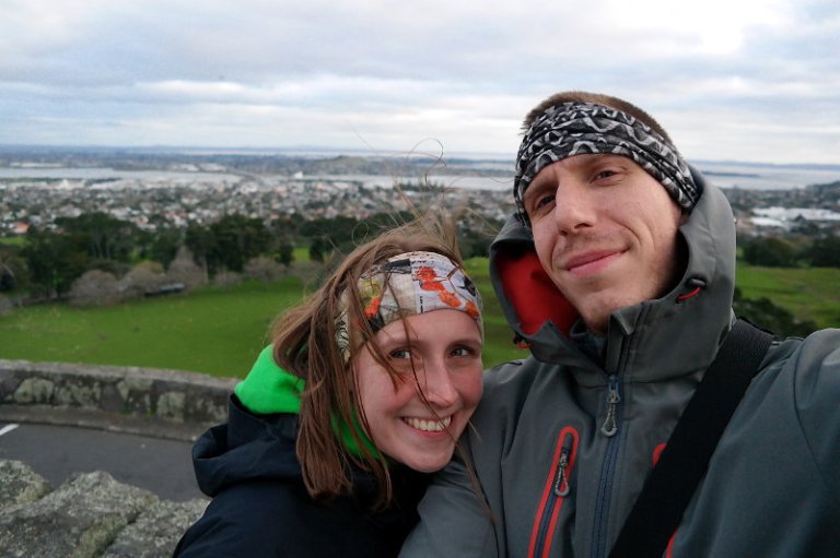 Franzi und Jonas auf dem One Tree Hill in Auckland