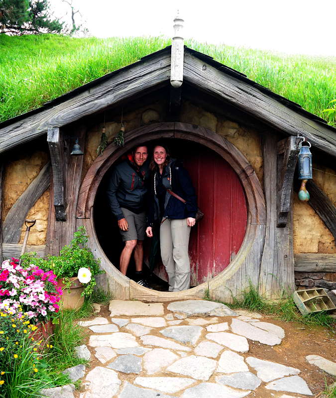 Franzi und Jonas in der Hobbithöhle