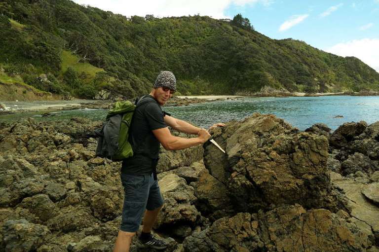 Jonas zieht sein Messer aus dem Stein.