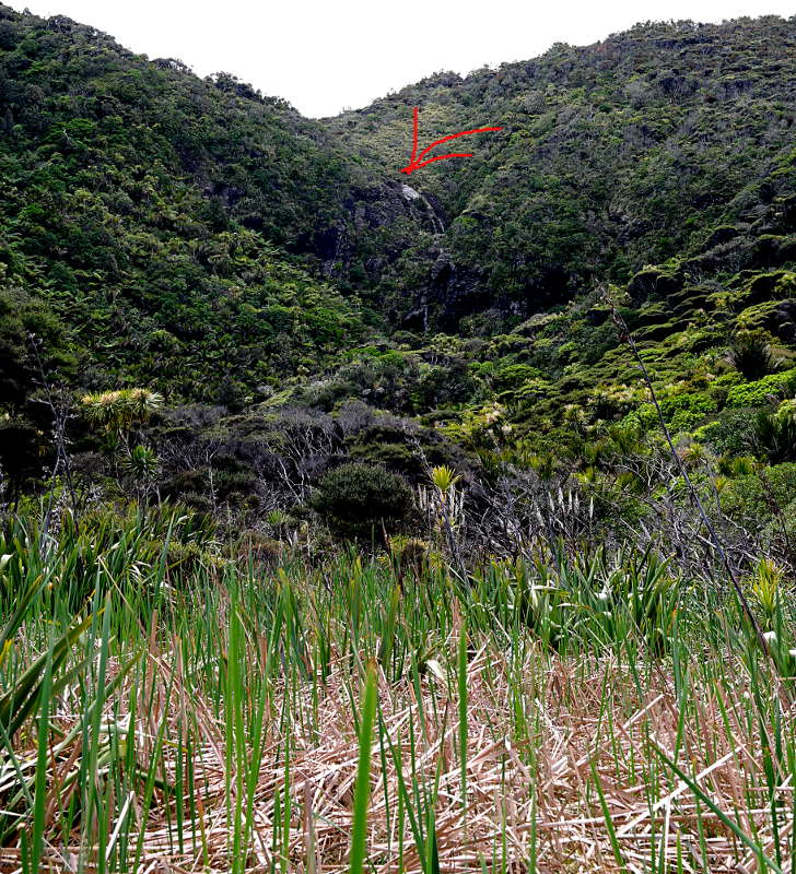 Der Wasserfall von unten