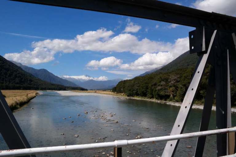 Fahrt über eine Brück Haast Pass Neuseeland