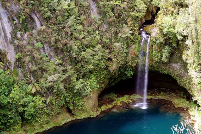Versteckter geheimer Wasserfall Neuseeland