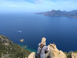 Blick über die Bucht von Porto auf Korsika