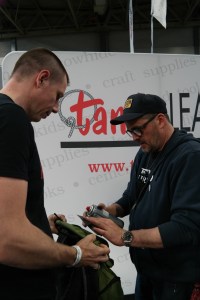 Jimmy DiResta verewigt sich auf unserem Rucksack