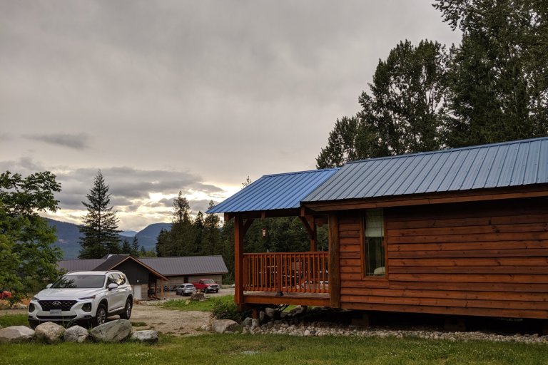 Unser Mietauto und unsere Unterkunft in Nakusp.