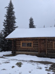 Elizabeth Parker Hut im Schnee